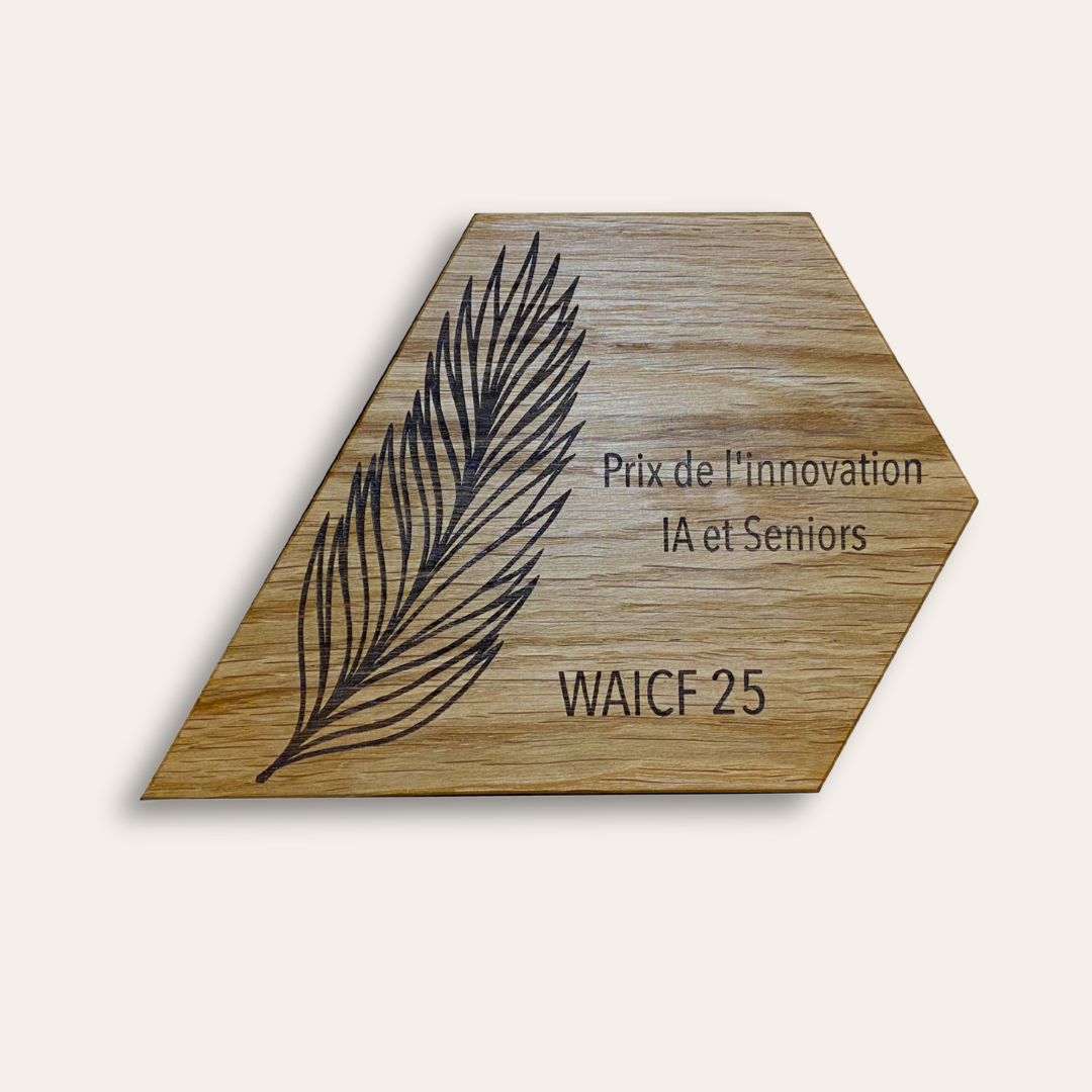 Trophée bois massif chêne trophée bois massif avec une feuille de palme gravée dessus