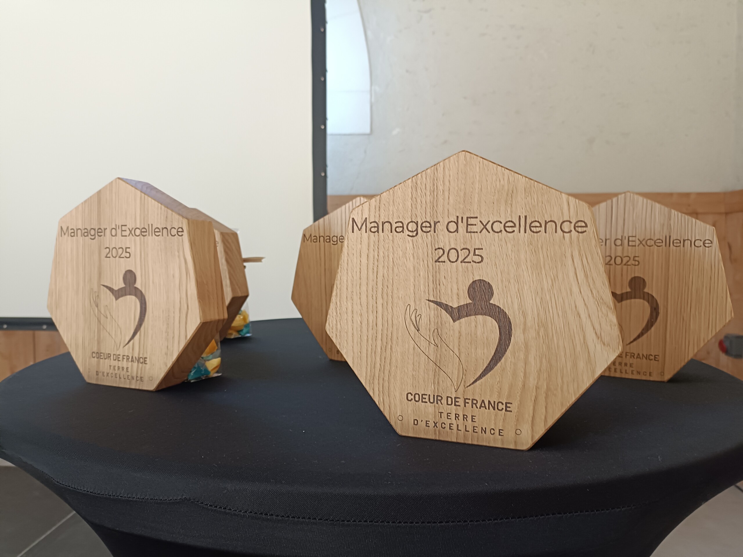 Trophées Heptagone trophée en bois chêne massif Manager d'excellence pour le groupe La Poste