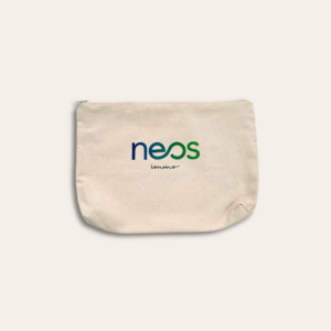 Trousse beige et écrit sur la trousse NEOS immo.