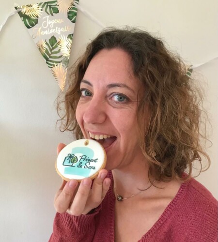 femme qui s'apprête à croquer dans un gros biscuit personnalisé