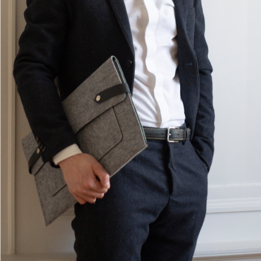 Housse Ordinateur upcyclée1 Homme en costume qui tient la housse ordinateur grise - matière upcyclée