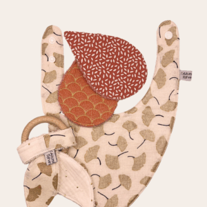 Bavoir bébé cousu main en coton motif doré et rose, lingettes lavables en coton et coton éponge, et anneau de dentition en bois avec attache textile assorti au bavoir
