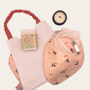 Coffret sur-mesure naissance avec bandana trousse en coton fait main, bandana à motifs, serviette de table, savon et bougie