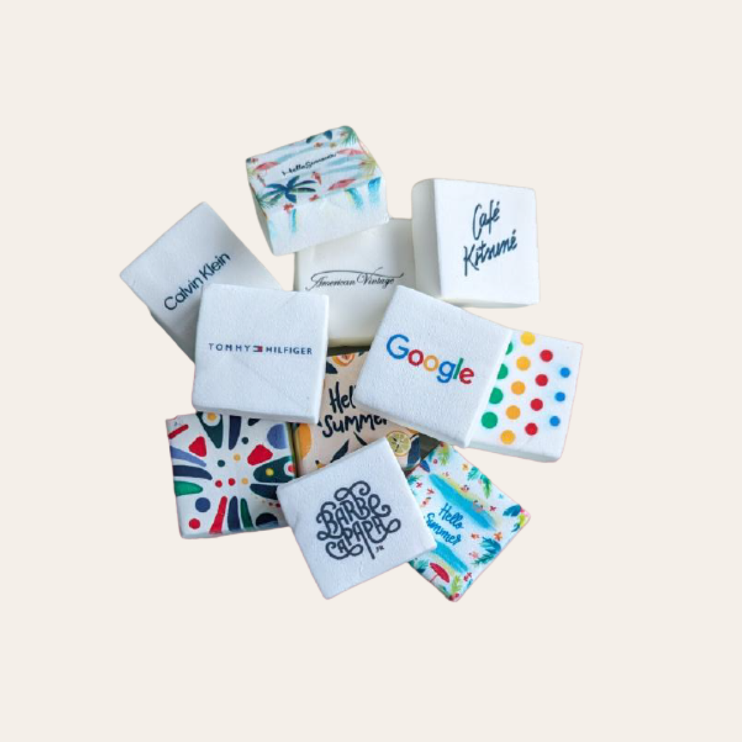 plusieurs carrés de guimauve avec des logos d'entreprise comme Google