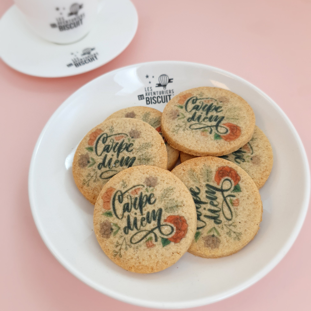 carpe diem inscrit sur des biscuits sablés artisanaux