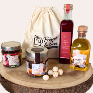 coffret gourmand 100% solidaire composé d'un pochon, une huile de noix, une confiture au choix, un sirop au choix et un pot de boules fourrées au miel