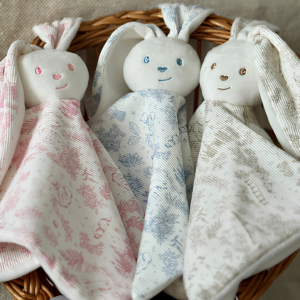 Nos coffrets - site (1) 3 Doudous lapin Célestin made in France, toile de Jouy exclusive, fabriqué à Châteauroux
