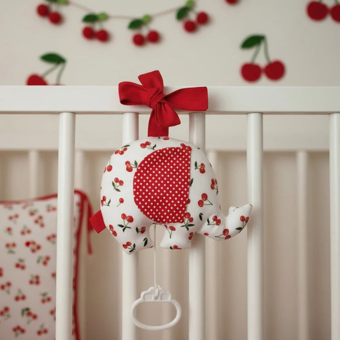 berceuse bébé berceuse bébé fait main motifs cerises et ruban accroche rouge