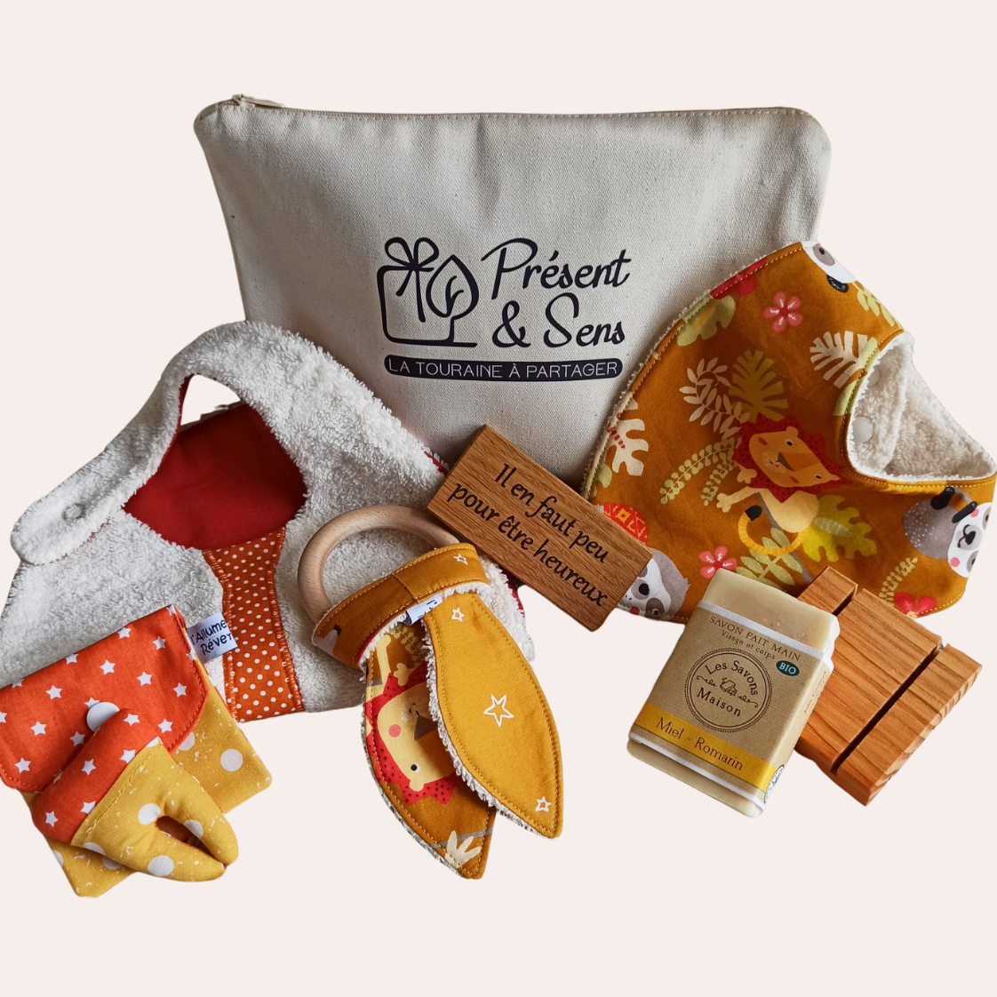 coffret trousse naissance assortiment bavoir pour bébé artisanal, anneau à dentition, poche pour dents, magnet en bois, porte savon en bois et savon