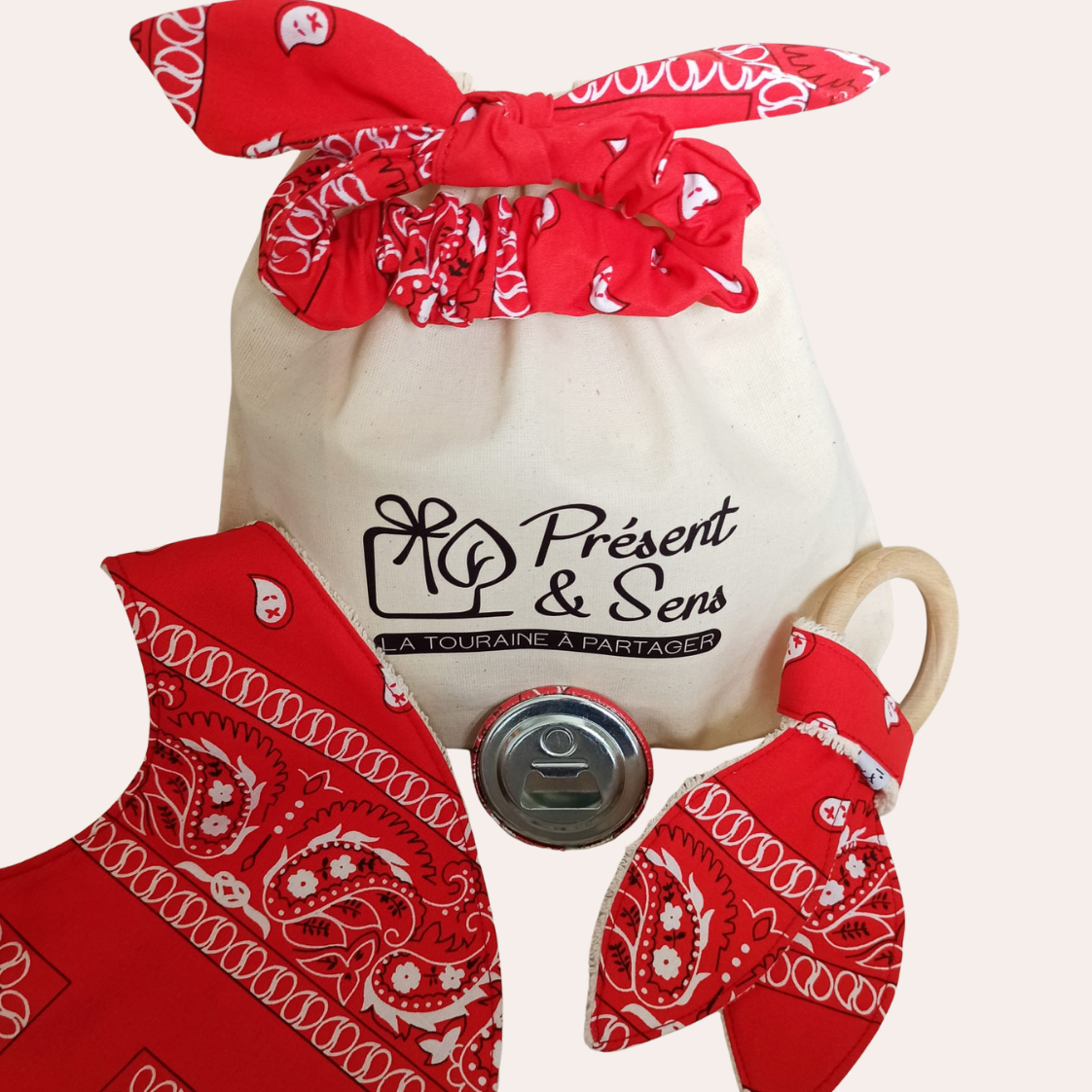Coffret naissance motifs rouges et blancs bavoir pour bébé fait main, artisanal, rouge à motifs, chouchou rouge à motifs bandana, anneau à dentition et décapsuleur