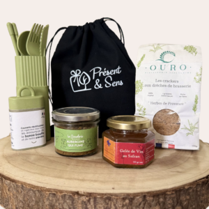coffret varié spécial fêtes coffret pochon noir avec couverts verts, tartinade d'aubergine, gelée de vin au safran, crackers herbes de Provence