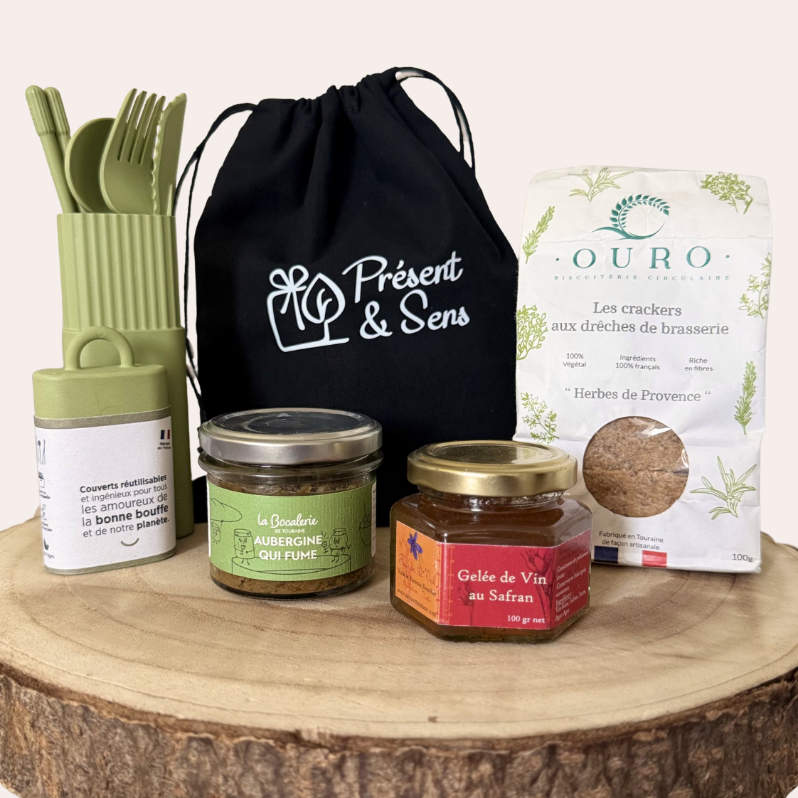coffret varié spécial fêtes coffret pochon noir avec couverts verts, tartinade d'aubergine, gelée de vin au safran, crackers herbes de Provence