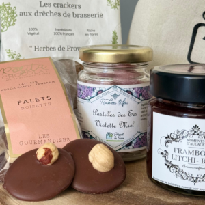 zoom sur palets chocolat au lait et noisette, pastilles violette miel, confiture et crackers