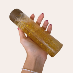 bouteille sensorielle jaune dans main