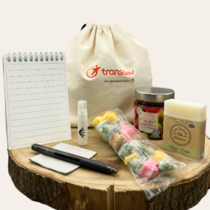 coffret comprenant un carnet avec sa chiffonnette, son spray à eau et son stylo, confiture, savon, berlingots