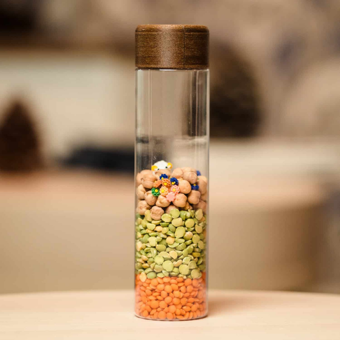Bouteille sensorielle graines, lentilles et fleurs