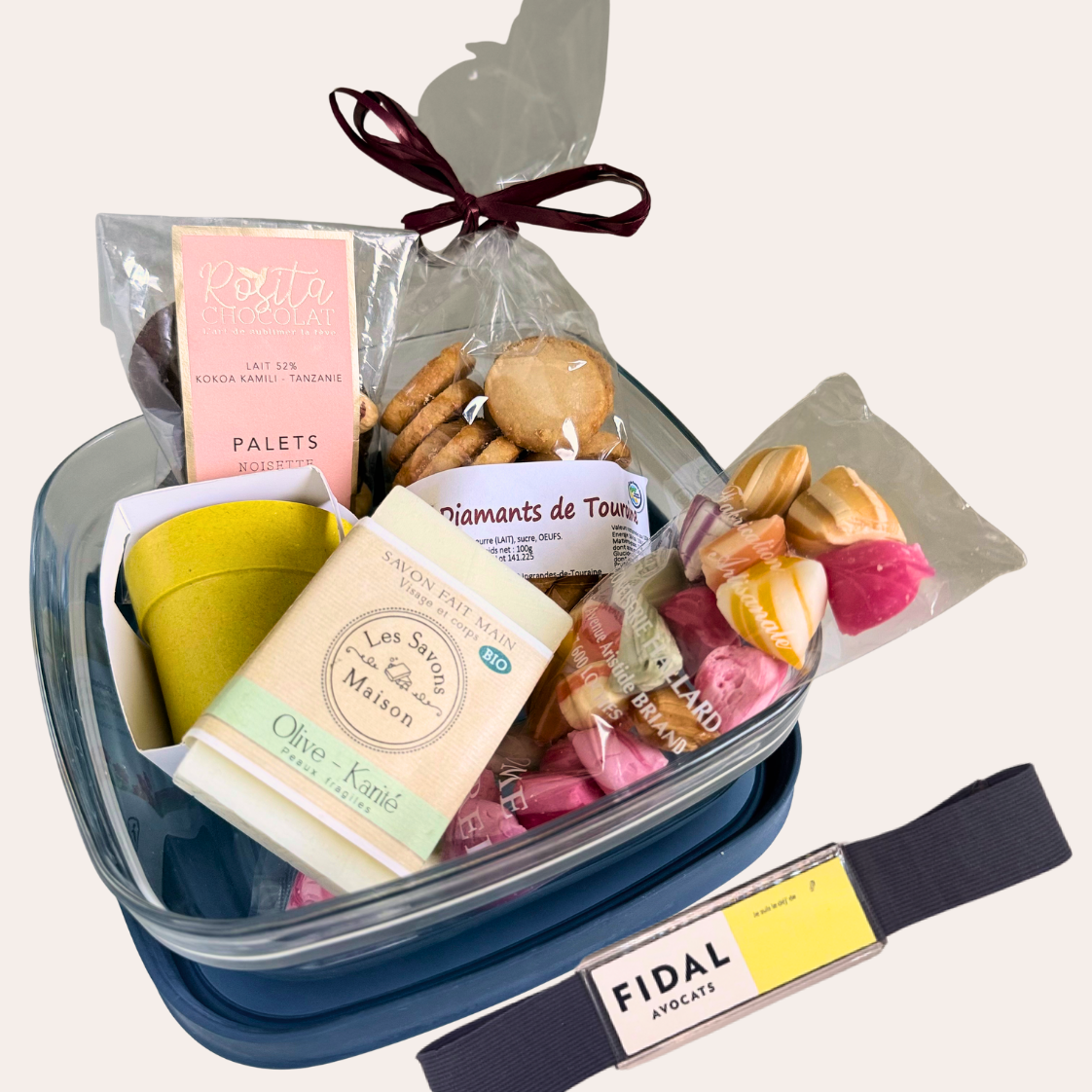 lunchbox garnie variée Lunchbos grnie avec pot kit de plantation, palets de chocolat avec noisette, diamants de touraine, berlingots et savon